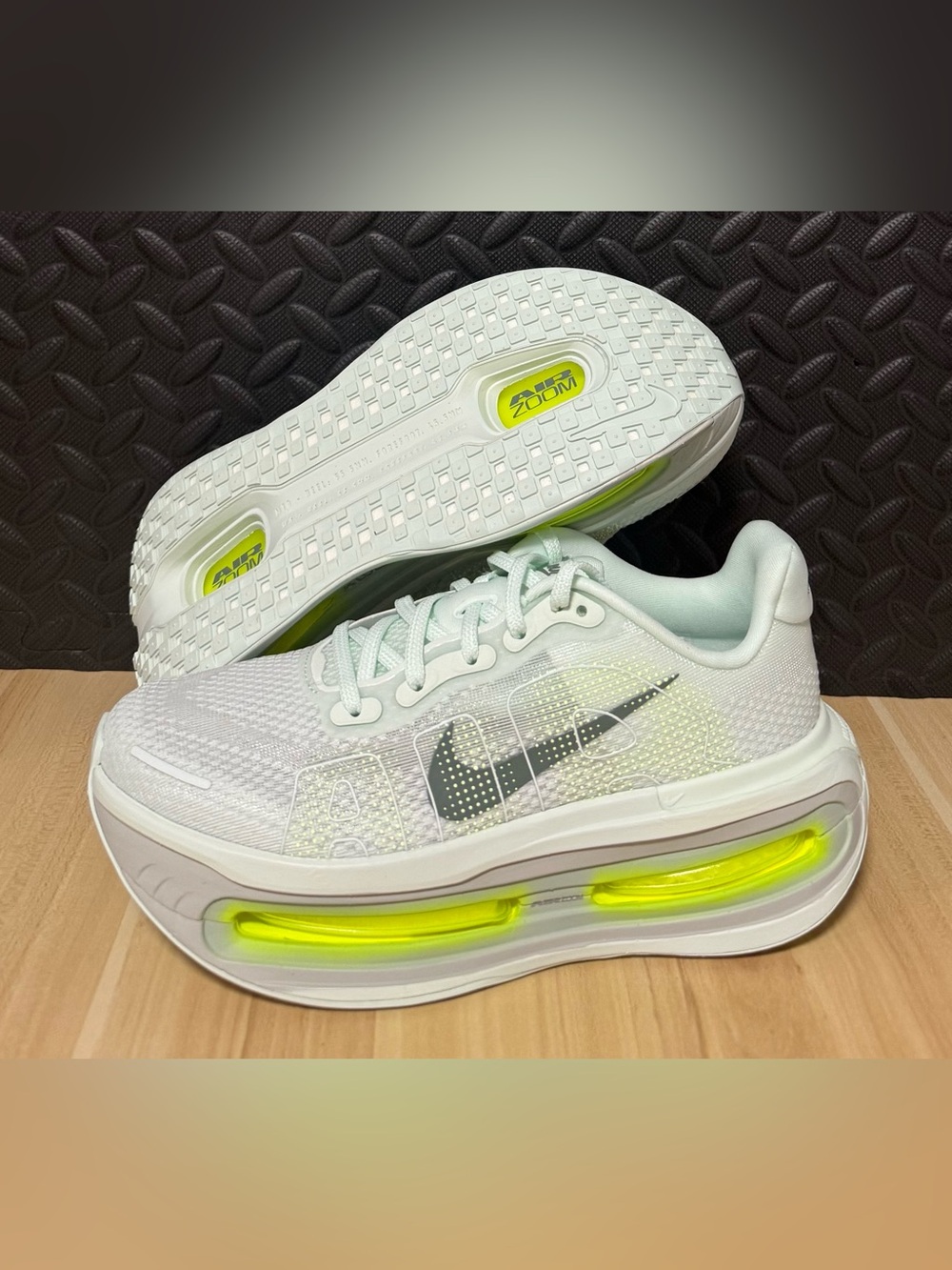 Nike Vomero Premium Barely Volt HQ2050-300 Running Mens Size 6 Womens Size 7.5